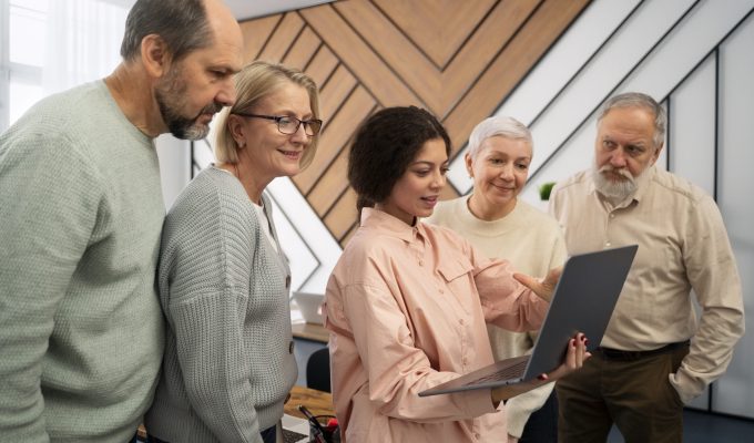 idosos-na-escola-durante-aula-com-computador-portatil